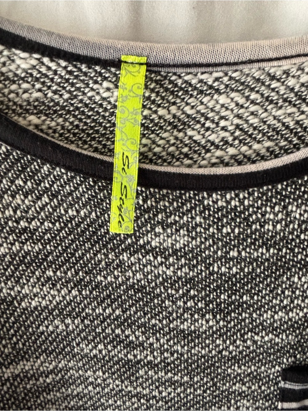 Boutique Marled Scoop-Neck Knit Sweater with Accent Pocket & Cuffs, Small - Picture 4 of 4